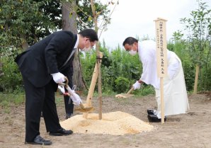 福島県復興祈念公園・ふるさとと人々を結ぶ場エリアに位置する中野八幡神社の境内に、合祭殿竣功記念樹が植樹されました！