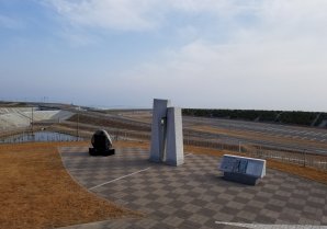 東日本大震災から11年。浜通りの被災地を中継して回ります。午前9時からは新地町の釣師防災緑地公園です。薄雲が広がる新地町。波も...