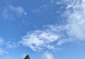 【青空いっぱいの広野町】日差しが強く、暑い日が続きますね☀️昨日の雨で、なんだか少し蒸し暑い広野町です。一週間のはじまり、...